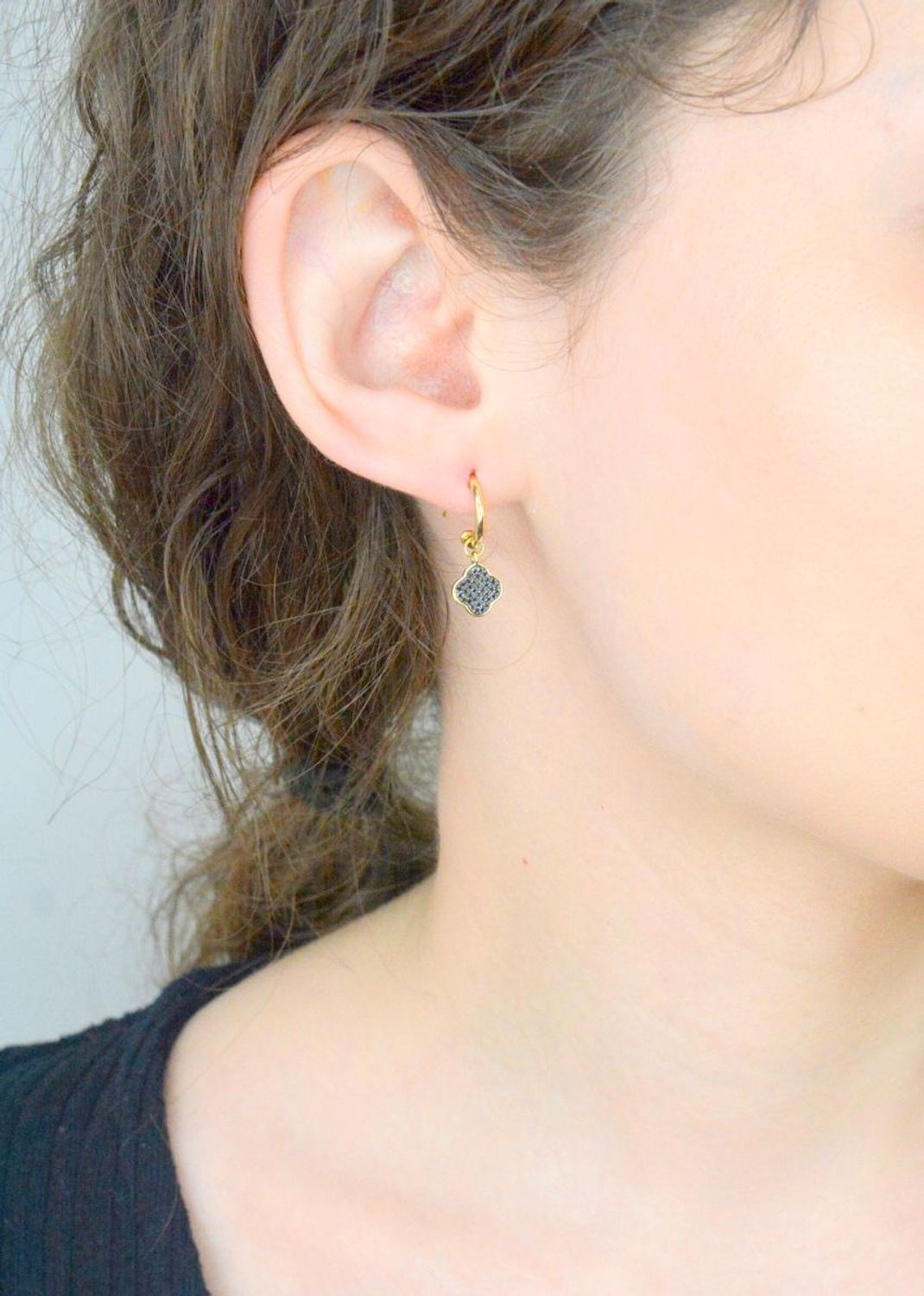 Kolczyki złote damskie wiszące koniczyny z czarnymi diamentami. Kolczyki złote kółka z koniczynką 0,15ct72 black 0067580011. Kolczyki złote koniczyna 1.jpg